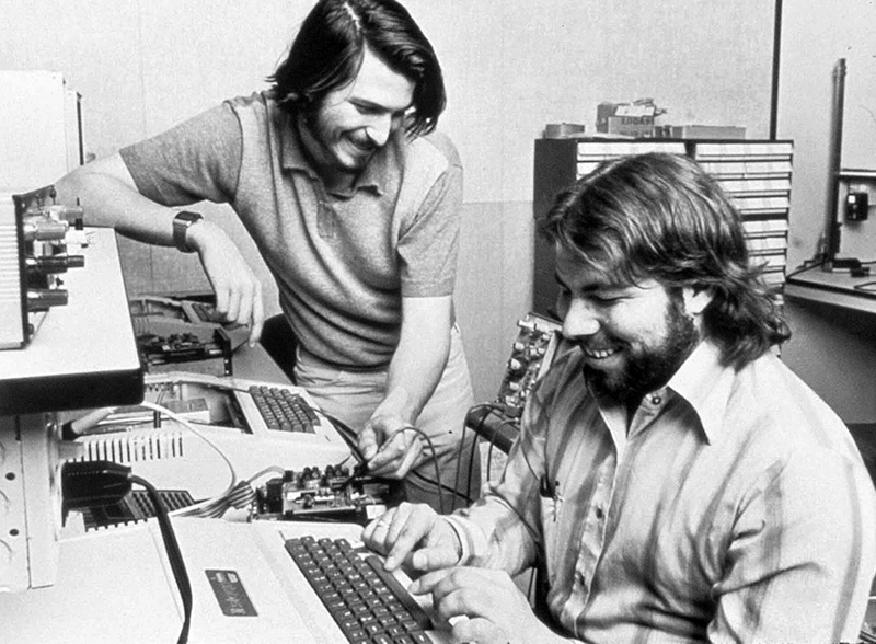1977: Steve Jobs and Steve Wozniak
