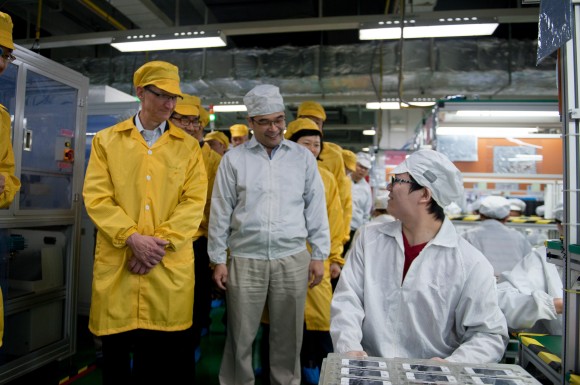Tim Cook visits Foxconn - Photo: Bowen Liu/Apple Inc.