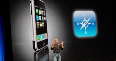 Steve Jobs presents the iPhone