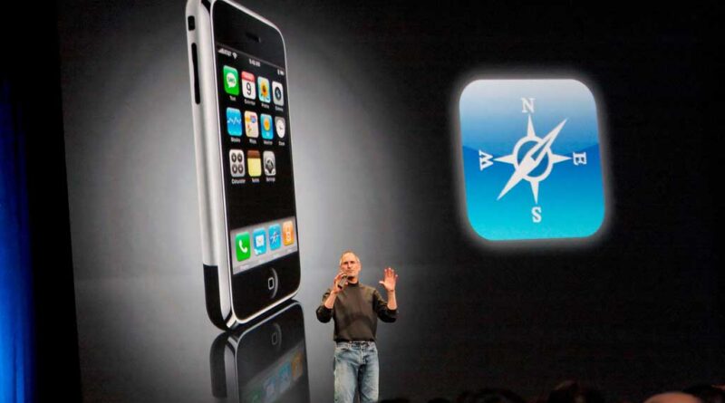 Steve Jobs presents the iPhone