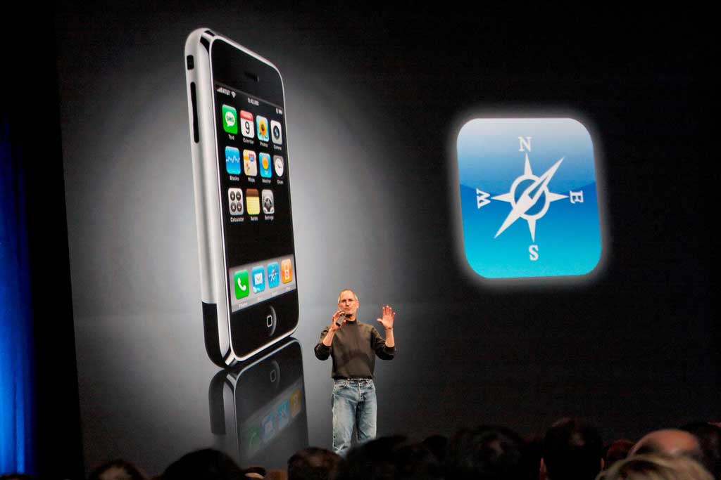 Steve Jobs presents the iPhone