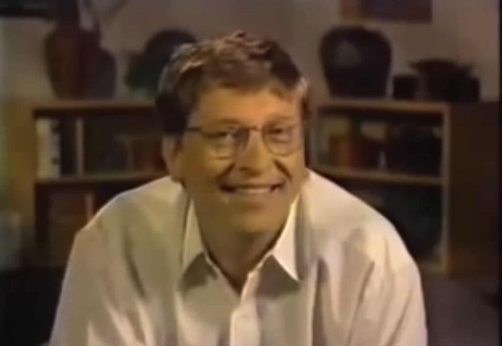 Bill Gates erscheint bei der MacWorld Expo 1997 in Boston auf einer übergroßen Leinwand