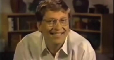 Bill Gates erscheint bei der MacWorld Expo 1997 in Boston auf einer übergroßen Leinwand