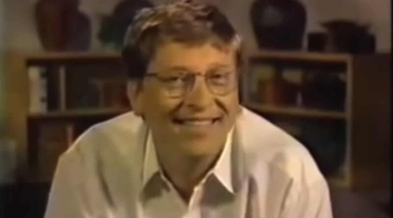 Bill Gates erscheint bei der MacWorld Expo 1997 in Boston auf einer übergroßen Leinwand